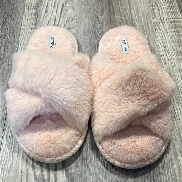 Splendid Soft Pink Fuzzy Slippers new Sizes S/M - Picture 1 of 5